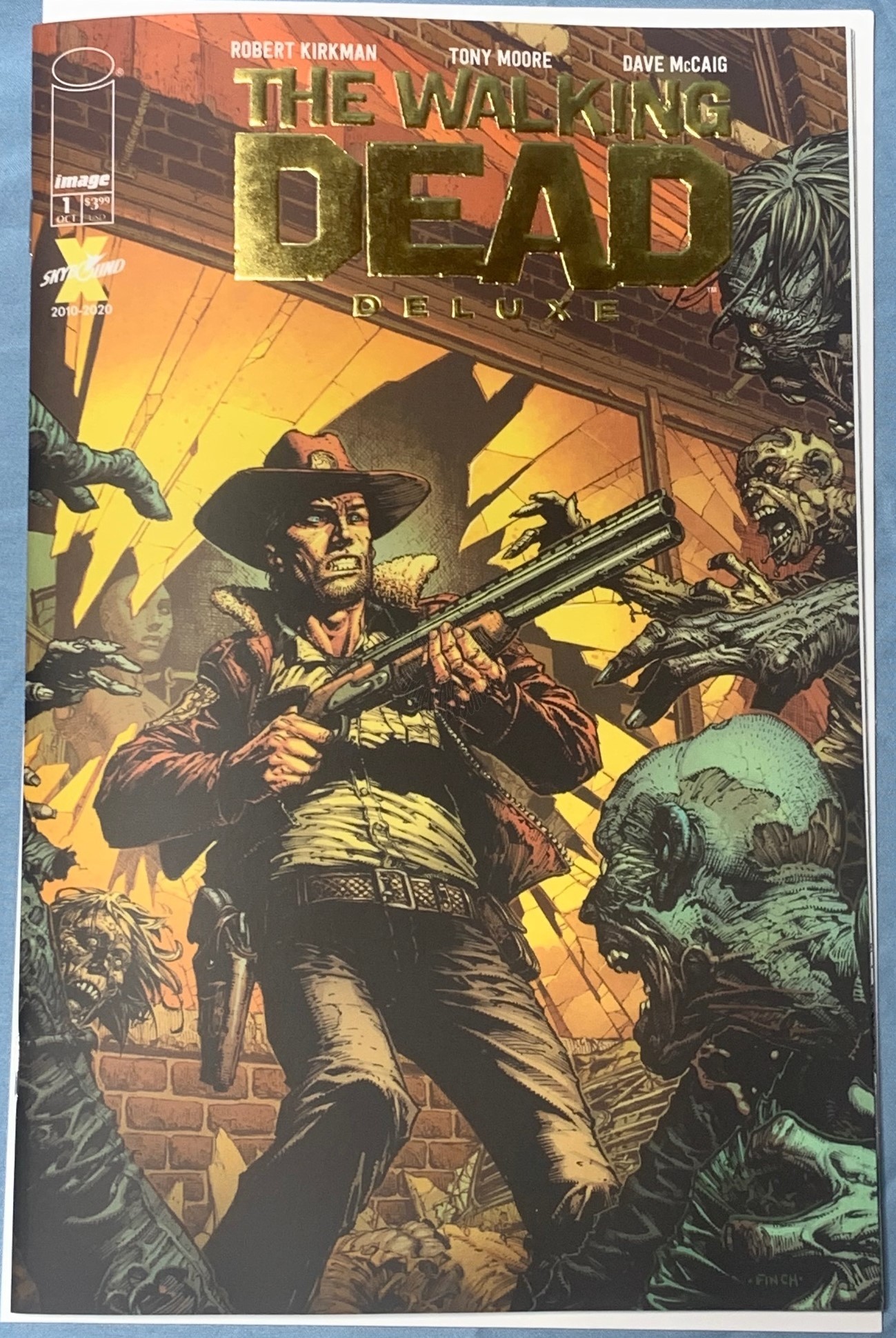 WALKING DEAD DLX #1 FINCH GOLD FOIL - ONE PER STORE RETAILER INCENTIVE